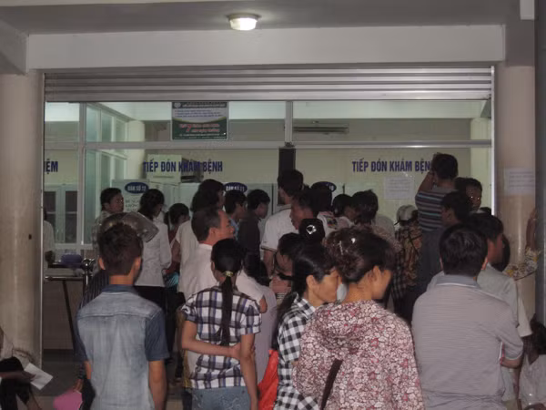 Bệnh nhân xếp hàng nộp viện phí mới tại BV Bạch Mai. Ảnh: T.Hà