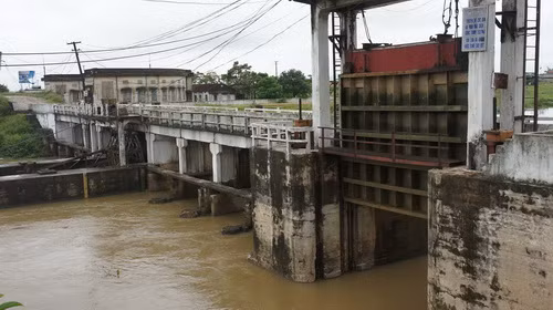 Trưa 12-9, hệ thống cống Bến Thủy (TP Vinh, Nghệ An) đang khẩn trương xả lũ để tránh nước dâng cao gây ngập trên địa bàn TP Vinh và huyện Hưng Nguyên (Nghệ An) - Ảnh: Nguyên An