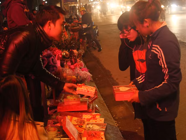 Chọn quà từ những gian hàng ét-vê