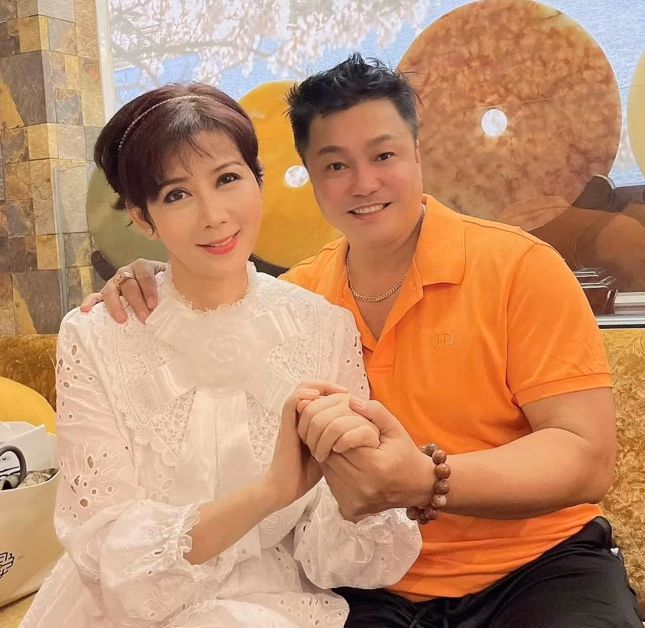 Lý Hùng và Diễm Hương hiện tại. Dù có thay đổi ngoại hình ít nhiều qua thời gian, họ vẫn giữ tâm hồn trẻ trung. Ảnh: Lý Hùng cung cấp.