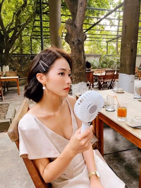 Khả Ngân ở hậu trường phim "11 tháng 5 ngày" (Ảnh: Internet)