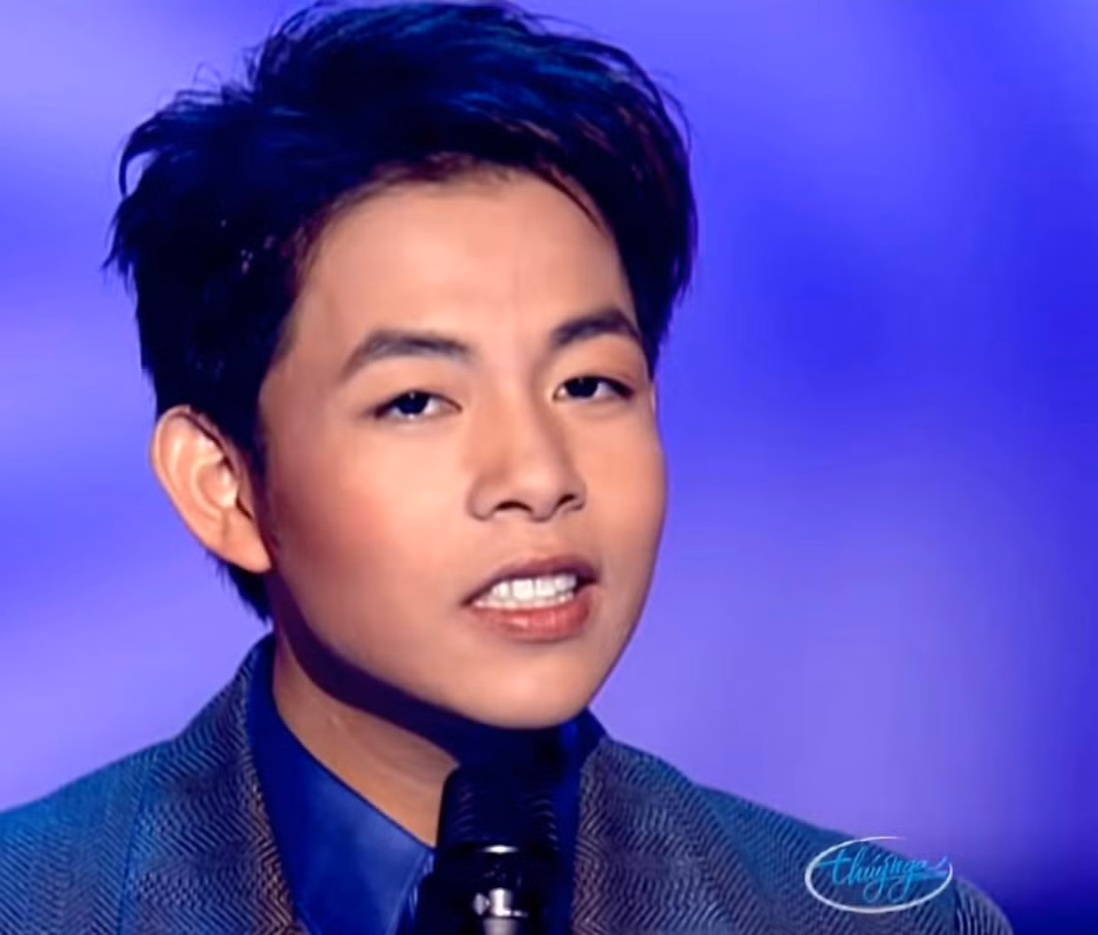 Quang Lê khi hát "Sương trắng miền quê ngoại" trên sân khấu Thúy Nga. Ngoài giọng hát trữ tình thì gương mặt thư sinh cũng là điểm cộng của anh