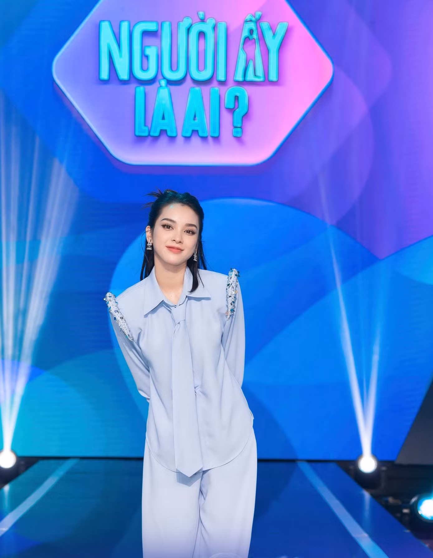 Quỳnh Lương gây "bão" khi bước ra từ chương trình Người ấy là ai.