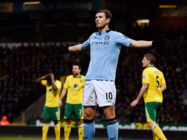 Dzeko ăn mừng bàn mở tỉ số cho Man City. Ảnh: Getty