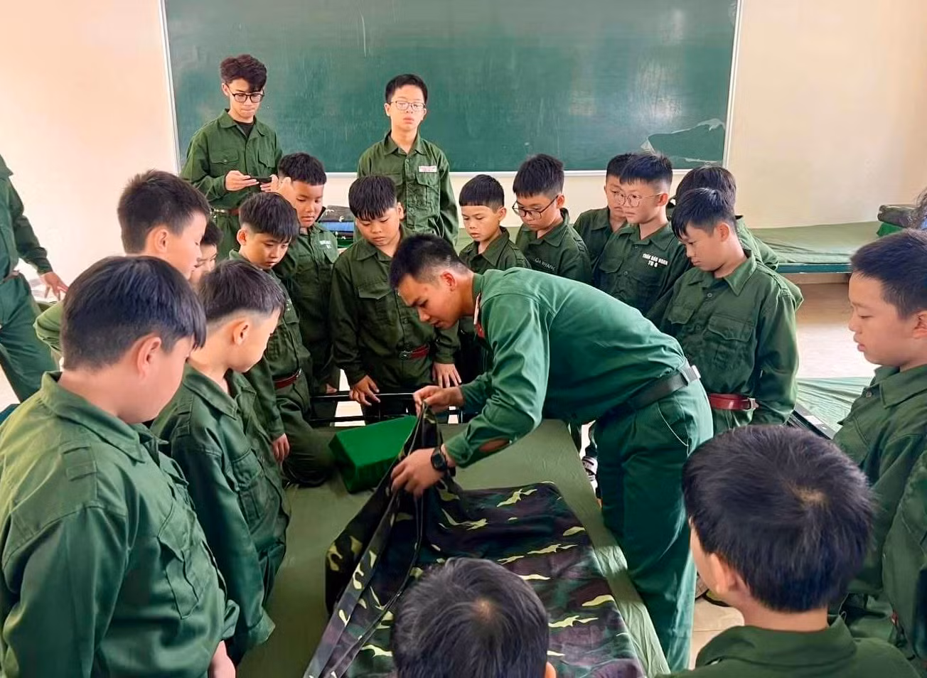 Chiến sĩ hướng dẫn thực hành tác phong quân nhân. Chiến sĩ hướng dẫn thực hành tác phong quân nhân.