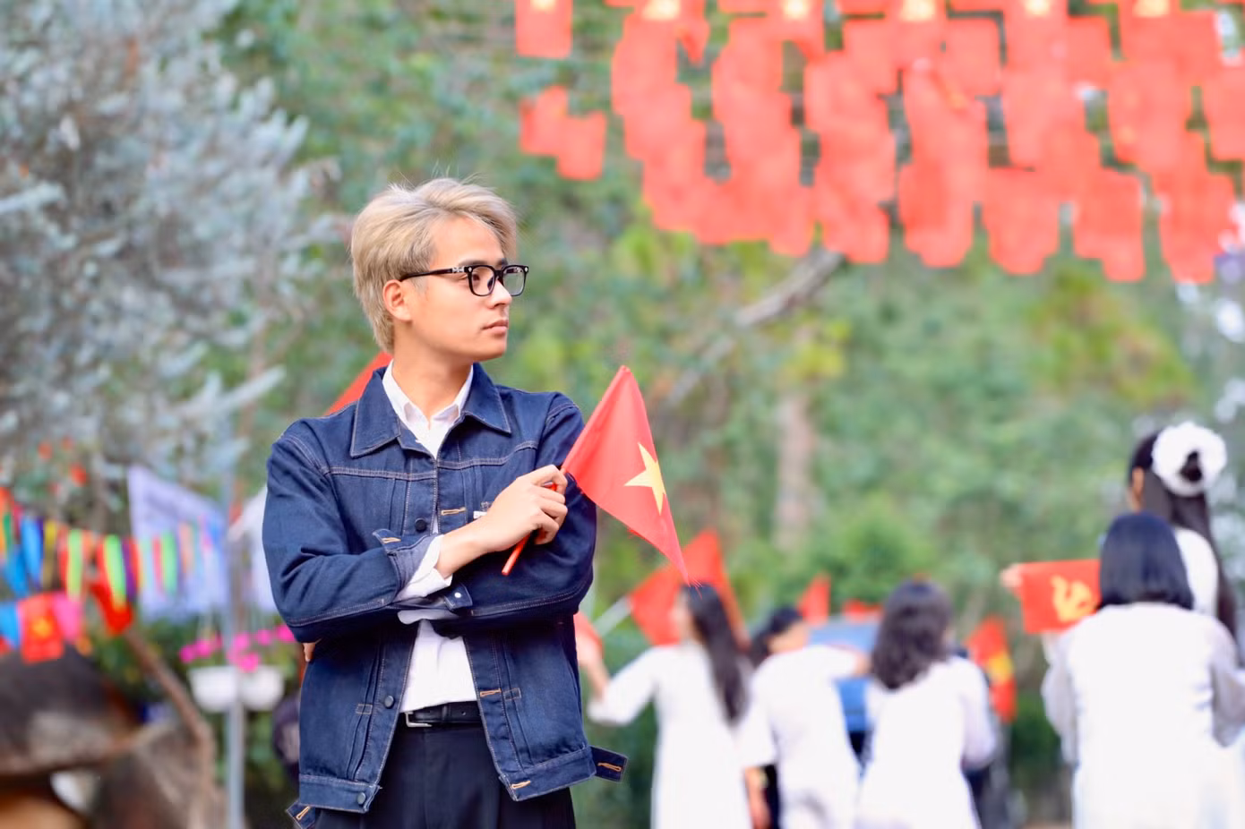 Dưới ánh sáng dịu nhẹ đầu ngày, từng khoảnh khắc, từng nụ cười rạng rỡ đều toát lên niềm tự hào và tình yêu quê hương.