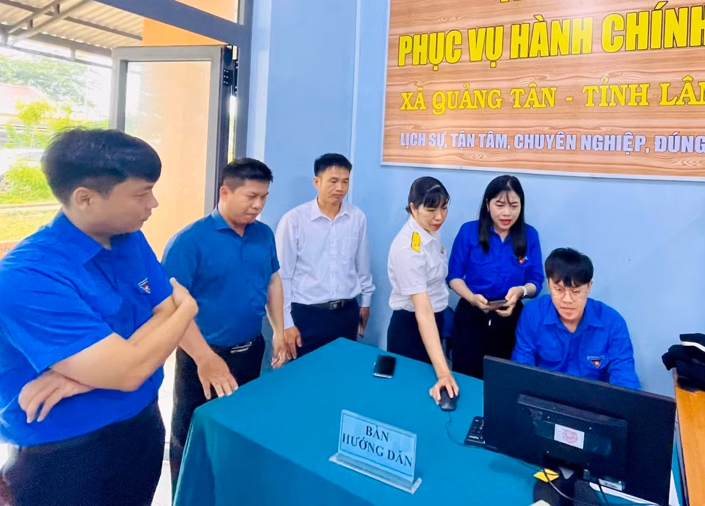 Cũng trong sáng 7/7, Thường trực Tỉnh Đoàn Lâm Đồng đã thành lập các đoàn công tác đến thăm, động viên các đội hình. Tại các cơ sở, Thường trực Tỉnh Đoàn Lâm Đồng ghi nhận tinh thần trách nhiệm, thái độ tận tụy và nỗ lực học hỏi của lực lượng trẻ khi đồng hành cùng chính quyền địa phương trong công cuộc chuyển đổi số và cải cách hành chính.