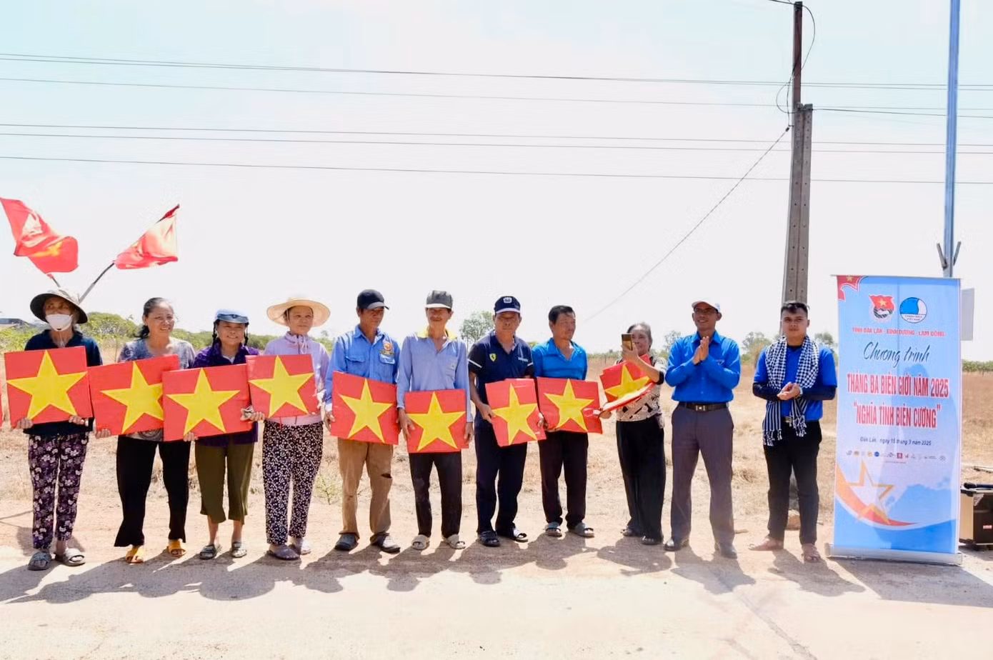 Hàng trăm hoạt động hướng về biên giới, hải đảo, vùng sâu, vùng xa. Hàng trăm hoạt động hướng về biên giới, hải đảo, vùng sâu, vùng xa.