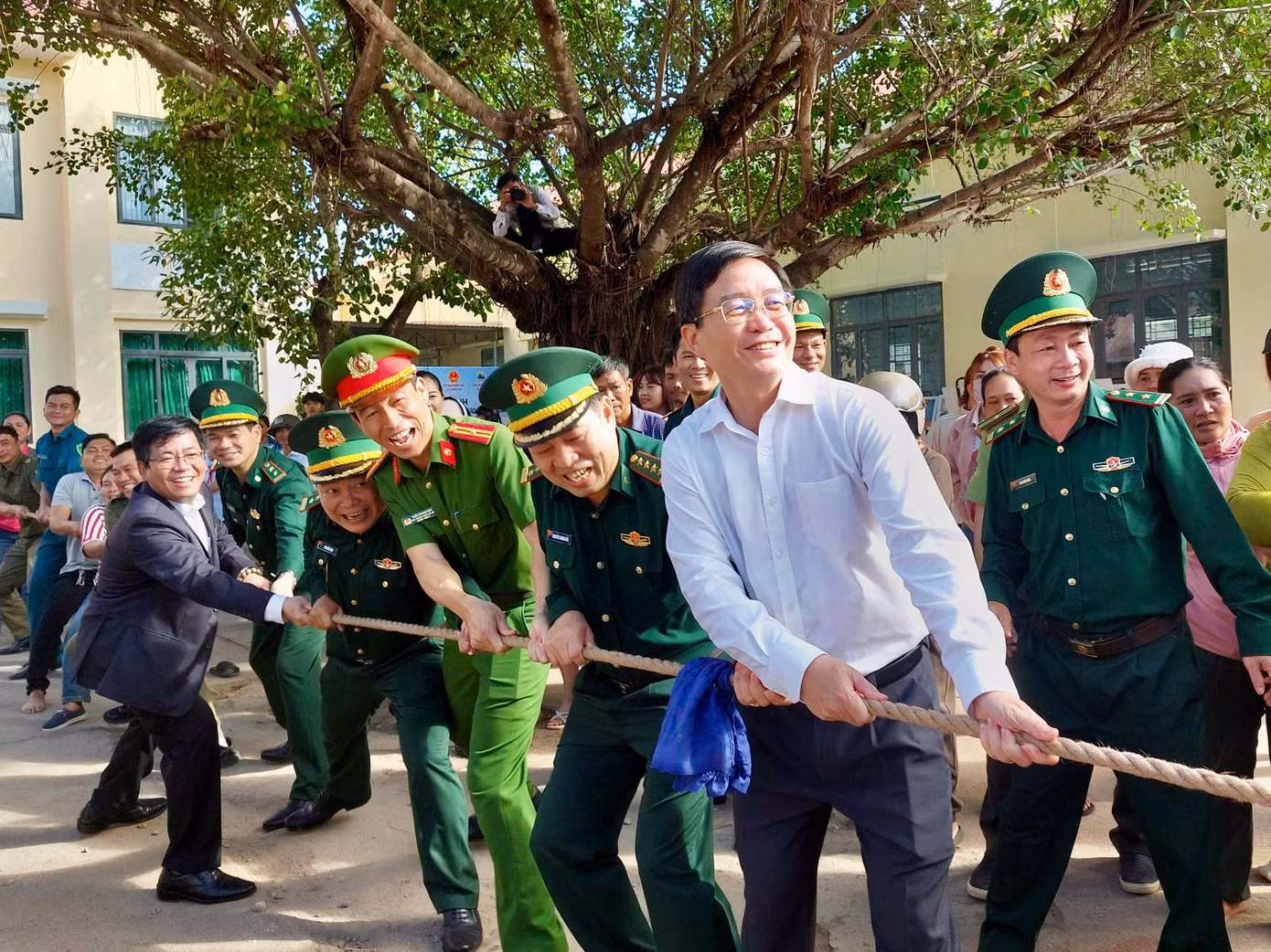 Bí thư Tỉnh ủy Đắk Lắk Nguyễn Đình Trung (áo trắng) tham gia trò chơi kéo co cùng người dân. Bí thư Tỉnh ủy Đắk Lắk Nguyễn Đình Trung (áo trắng) tham gia trò chơi kéo co cùng người dân.