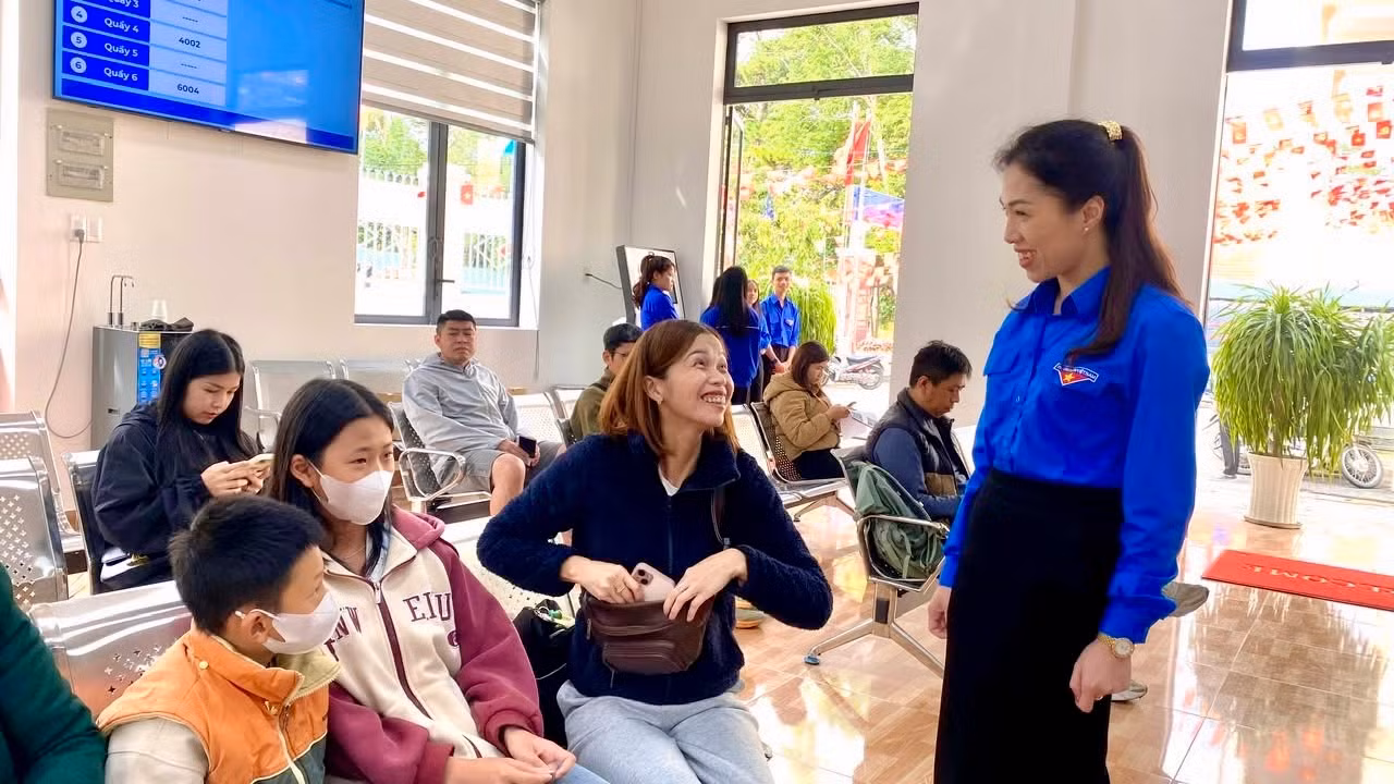 Cũng trong sáng 7/7, Thường trực Tỉnh Đoàn Lâm Đồng đã thành lập các đoàn công tác đến thăm, động viên các đội hình. Tại các cơ sở, Thường trực Tỉnh Đoàn Lâm Đồng ghi nhận tinh thần trách nhiệm, thái độ tận tụy và nỗ lực học hỏi của lực lượng trẻ khi đồng hành cùng chính quyền địa phương trong công cuộc chuyển đổi số và cải cách hành chính.