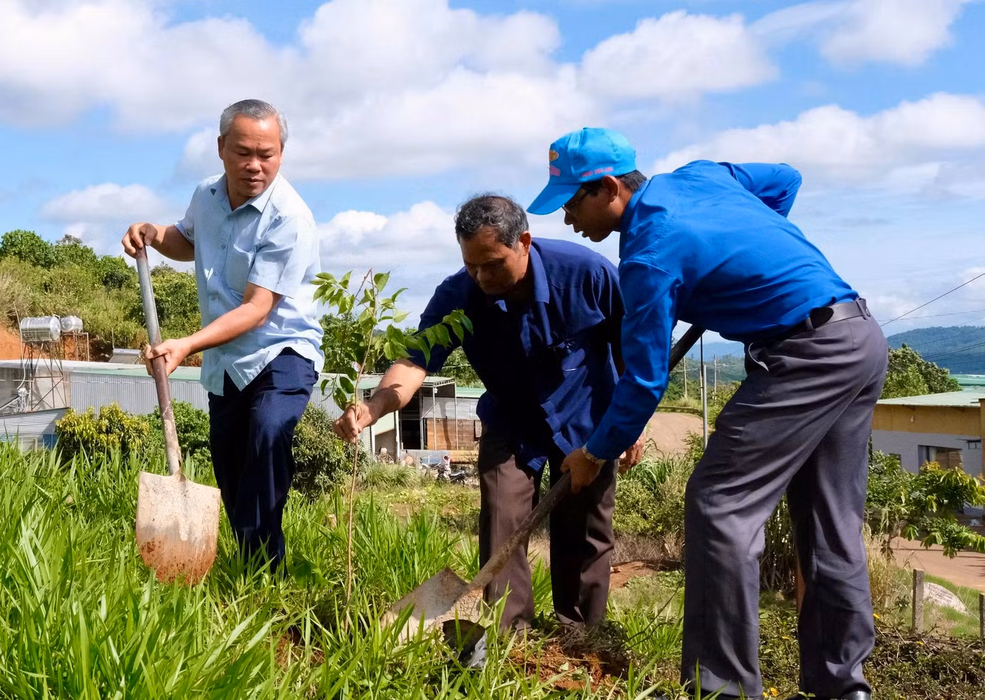 Ngay sau lễ phát động, các đại biểu, đoàn viên thanh niên đã tham gia loạt hoạt động thiết thực như: trồng cây xanh tại khu vực Đài tưởng niệm và trụ sở UBND xã Đinh Trang Thượng; bàn giao công trình xóa nhà tạm cho hộ dân khó khăn,.. Ngay sau lễ phát động, các đại biểu, đoàn viên thanh niên đã tham gia loạt hoạt động thiết thực như: trồng cây xanh tại khu vực Đài tưởng niệm và trụ sở UBND xã Đinh Trang Thượng; bàn giao công trình xóa nhà tạm cho hộ dân khó khăn,..