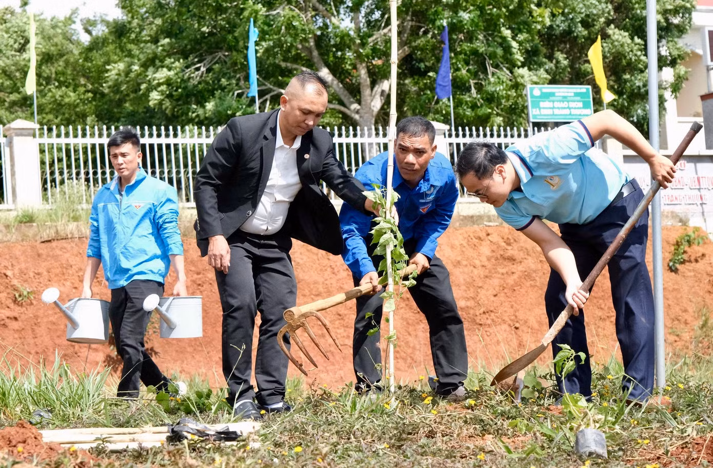 Mục tiêu của chiến dịch đặt ra nhiều con số ấn tượng như: Huy động trên 15.000 lượt thanh niên tham gia; xóa ít nhất 8 nhà tạm; trồng mới 60.000 cây xanh; sửa chữa 10km đường giao thông nông thôn; triển khai đội hình “Bình dân học vụ số” tại 100% xã, phường, thị trấn; nâng cao năng lực số cho 10.000 người dân và thanh thiếu nhi,... Đặc biệt, toàn tỉnh sẽ thực hiện ít nhất 137 công trình, phần việc thanh niên chào mừng Đại hội Đảng bộ các cấp. Mục tiêu của chiến dịch đặt ra nhiều con số ấn tượng như: Huy động trên 15.000 lượt thanh niên tham gia; xóa ít nhất 8 nhà tạm; trồng mới 60.000 cây xanh; sửa chữa 10km đường giao thông nông thôn; triển khai đội hình “Bình dân học vụ số” tại 100% xã, phường, thị trấn; nâng cao năng lực số cho 10.000 người dân và thanh thiếu nhi,... Đặc biệt, toàn tỉnh sẽ thực hiện ít nhất 137 công trình, phần việc thanh niên chào mừng Đại hội Đảng bộ các cấp.