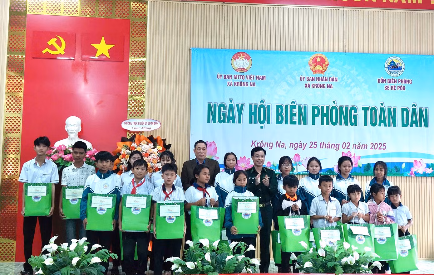 Học sinh nhận học bổng "Nâng bước em tới trường". Học sinh nhận học bổng "Nâng bước em tới trường".