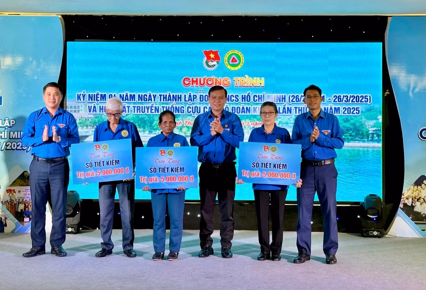 Trao tặng nhiều sổ tiết kiệm cho gia đình có hoàn cảnh khó khăn trên địa bàn tỉnh. Trao tặng nhiều sổ tiết kiệm cho gia đình có hoàn cảnh khó khăn trên địa bàn tỉnh.