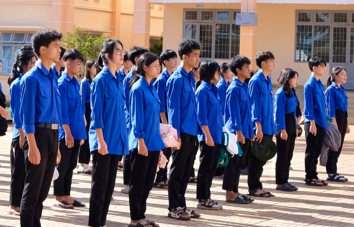 Ngày 25/5, tại xã Đinh Trang Thượng (huyện Di Linh), Tỉnh Đoàn Lâm Đồng đã tổ chức Lễ ra quân Chiến dịch Thanh niên tình nguyện hè và Ngày Chủ nhật xanh lần thứ 2 năm 2025. Sự kiện mở màn cho mùa hè sôi động của tuổi trẻ Lâm Đồng với nhiều hoạt động thiết thực, lan tỏa ý nghĩa cộng đồng. Ngày 25/5, tại xã Đinh Trang Thượng (huyện Di Linh), Tỉnh Đoàn Lâm Đồng đã tổ chức Lễ ra quân Chiến dịch Thanh niên tình nguyện hè và Ngày Chủ nhật xanh lần thứ 2 năm 2025. Sự kiện mở màn cho mùa hè sôi động của tuổi trẻ Lâm Đồng với nhiều hoạt động thiết thực, lan tỏa ý nghĩa cộng đồng.