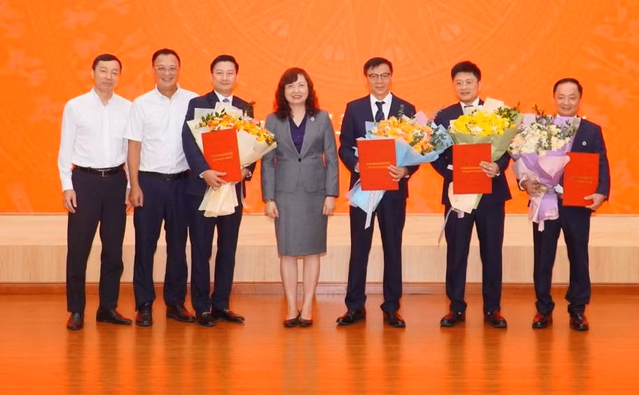 Ủy ban Chứng khoán Nhà nước điều động, bổ nhiệm lãnh đạo một số đơn vị. Ủy ban Chứng khoán Nhà nước điều động, bổ nhiệm lãnh đạo một số đơn vị.