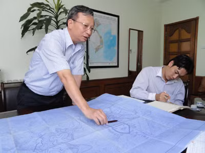 Ông Dương Văn Hòa thuyết minh hệ thống xử lý bùn đỏ của nhà máy Tân Rai với phóng viên