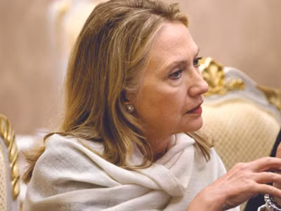 Ngoại trưởng Mỹ Hillary Clinton tại Jakarta trước khi lên đường sang Bắc Kinh. Ảnh: CNN