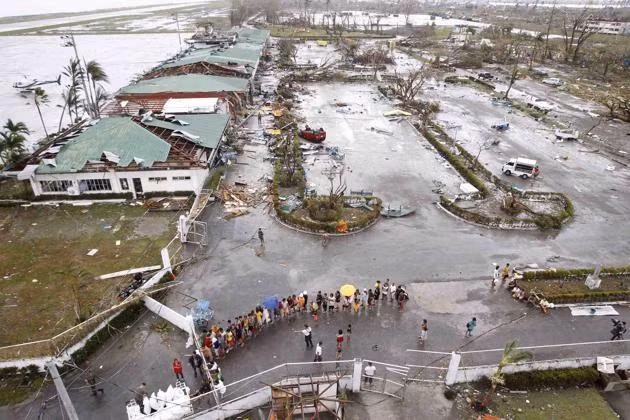 Cảnh người dân Philippines đứng xếp hàng viện trợ. Nhiều người đang rất nóng lòng vì chưa tìm thấy thi thể người thân