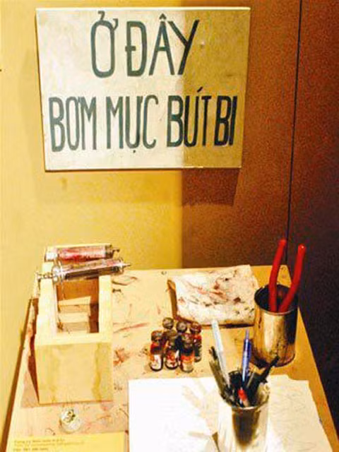 Một cửa hàng bơm mực bút bi. Thời bao cấp, những chiếc bút bi được tái sử dụng nhiều lần bằng cách bơm mực vào ruột bút. Nhiều gia đình sống nhờ nghề bơm mực bút bi
