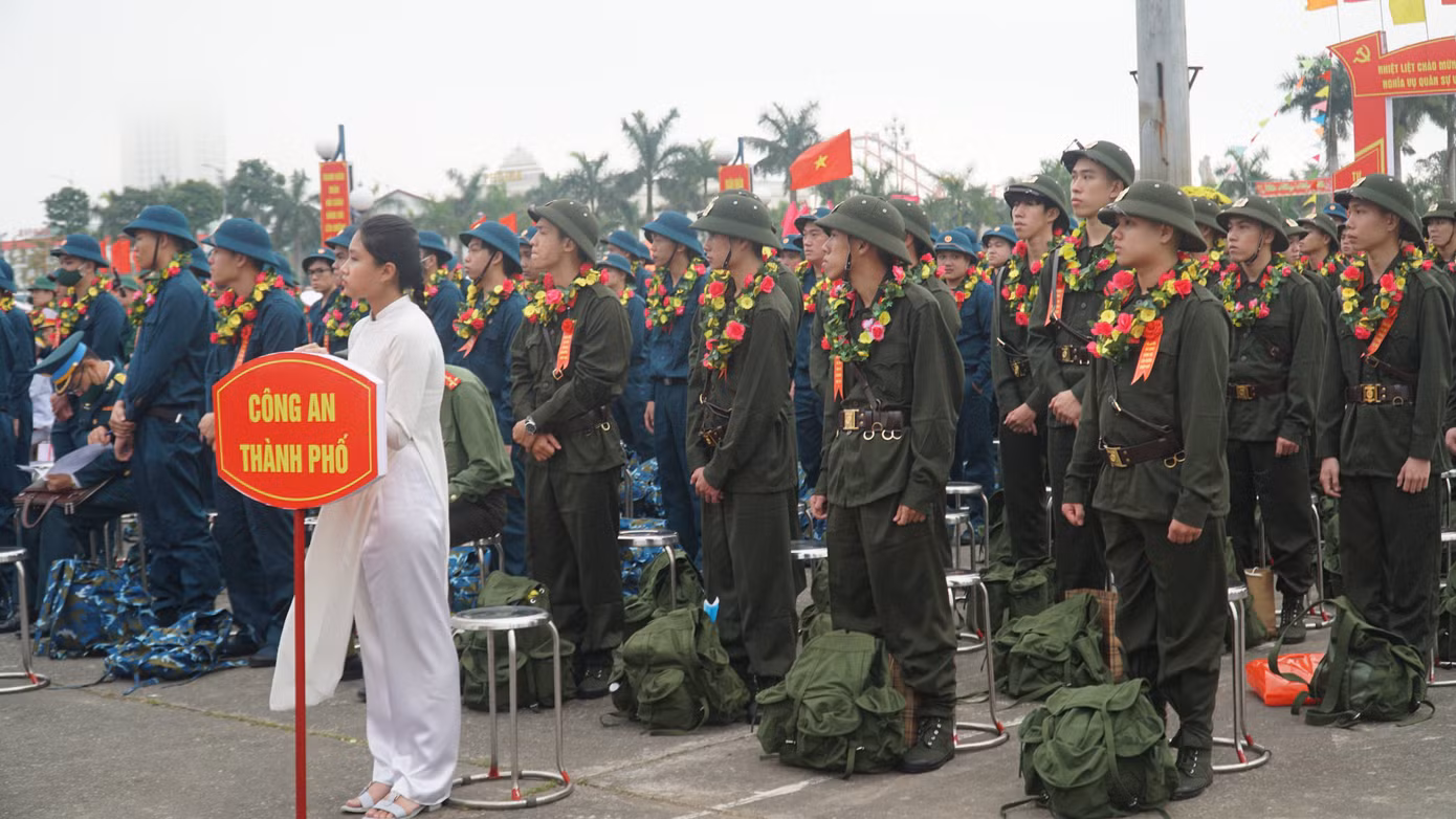 Cụ thể, quận Hải Châu 219 thanh niên; quận Thanh Khê 226 thanh niên; quận Sơn Trà 179 thanh niên; quận Liên Chiểu 179 thanh niên; quận Cẩm Lệ 171 thanh niên; quận Ngũ Hành Sơn 106 thanh niên và huyện Hòa Vang 225 thanh niên. Theo Đại tá Nguyễn Văn Hòa - Chỉ huy trưởng Bộ CHQS thành phố Đà Nẵng, năm 2023, trên cơ sở chỉ tiêu được giao, Bộ CHQS thành phố Đà Nẵng đã kịp thời tham mưu, chỉ đạo triển khai thực hiện nghiêm túc, chặt chẽ với phương châm tuyển tròn khâu, tuyển người nào chắc người đó; giao quân gắn với địa bàn động viên. Ảnh: Thái Lâm.