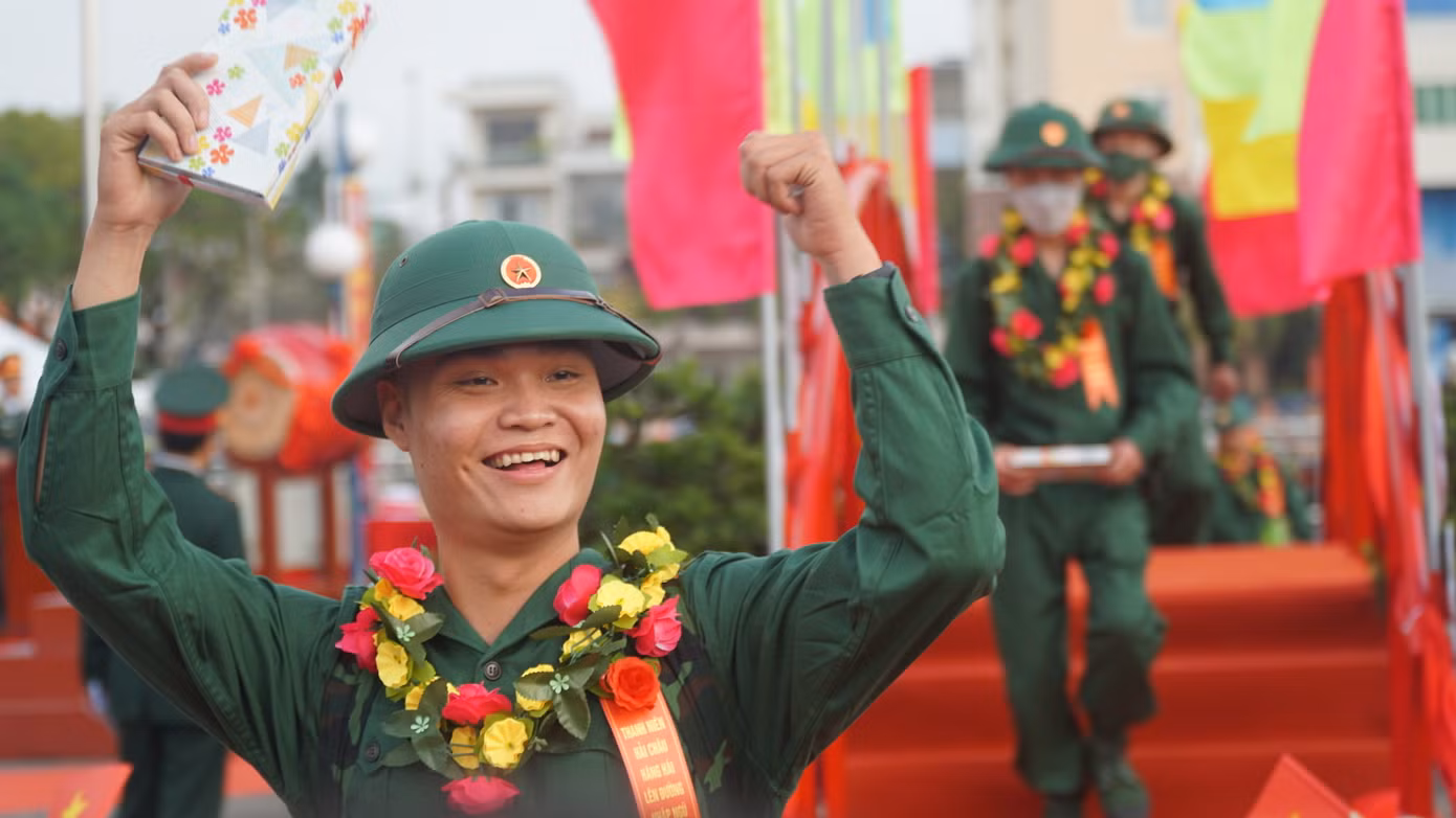 Hòa cùng không khí cả nước, thanh niên Trần Duy Toàn (quận Hải Châu) bày tỏ niềm háo hức khi mình trúng nghĩa vụ quân sự. "Không chỉ là thực hiện đúng nghĩa vụ của mình đối với quê hương, đất nước, mà còn giúp mình trưởng thành, đặc biệt, nối tiếp truyền thống gia đình viết tiếp ước mơ ở môi trường mới", Toàn chia sẻ.