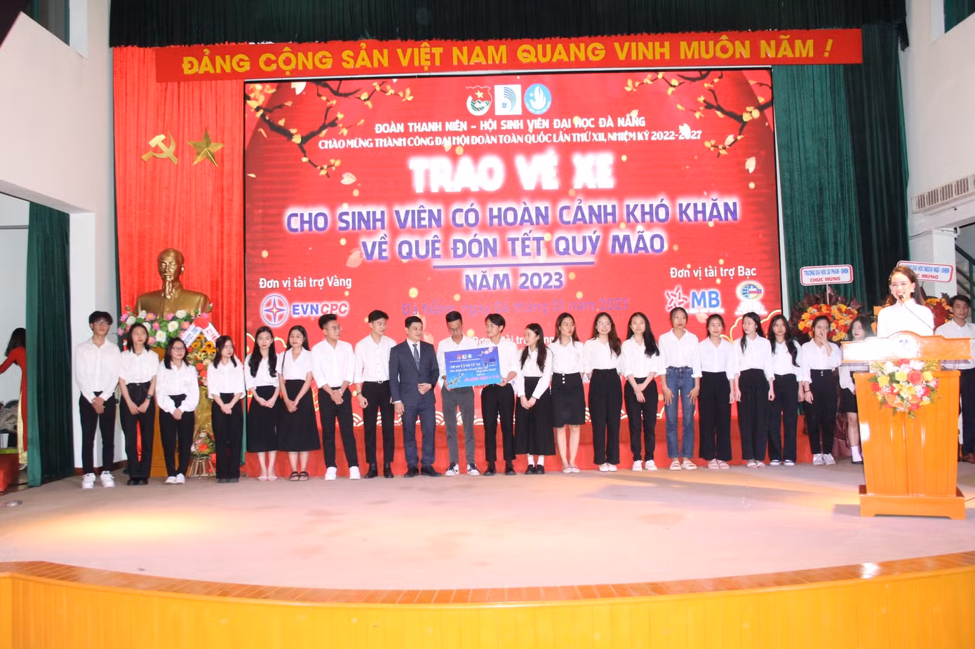 BTC trao 200 vé xe cho các bạn sinh viên có hoàn cảnh khó khăn về quê ăn Tết. Ảnh: Thái Lâm.
