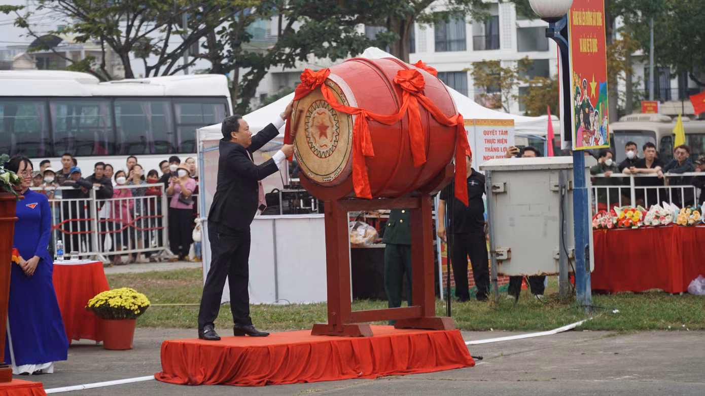 Ông Lê Tự Gia Thạnh, Chủ tịch quận Hải Châu bày tỏ tin tưởng và tuyên dương các thanh niên đã thực hiện đúng nghĩa vụ của mình đối với quê hương, đất nước. Đồng thời, đề nghị các cấp ủy Đảng, chính quyền địa phương và các ban, ngành, đoàn thể chăm lo thực hiện tốt chính sách hậu phương quân đội, cùng các quân nhân khác. Trong ảnh: Chủ tịch quận Hải Châu đánh trống mở hội giao quân.