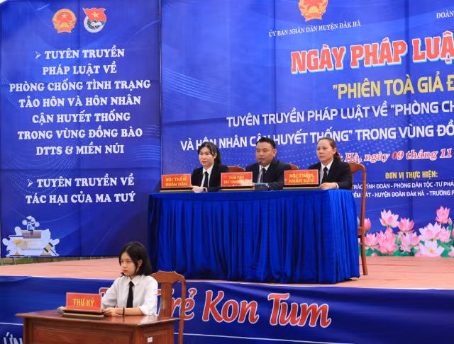 Phiên tòa giả định tại Trường PTDT Nội trú huyện Đăk Hà Phiên tòa giả định tại Trường PTDT Nội trú huyện Đăk Hà