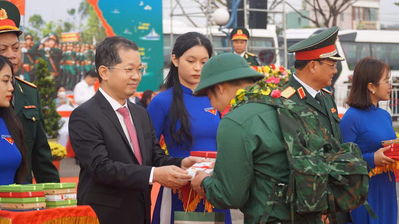 Ông Nguyễn Văn Quảng, Bí thư Thành ủy Đà Nẵng tặng quà cho tân binh lên đường nhập ngũ.