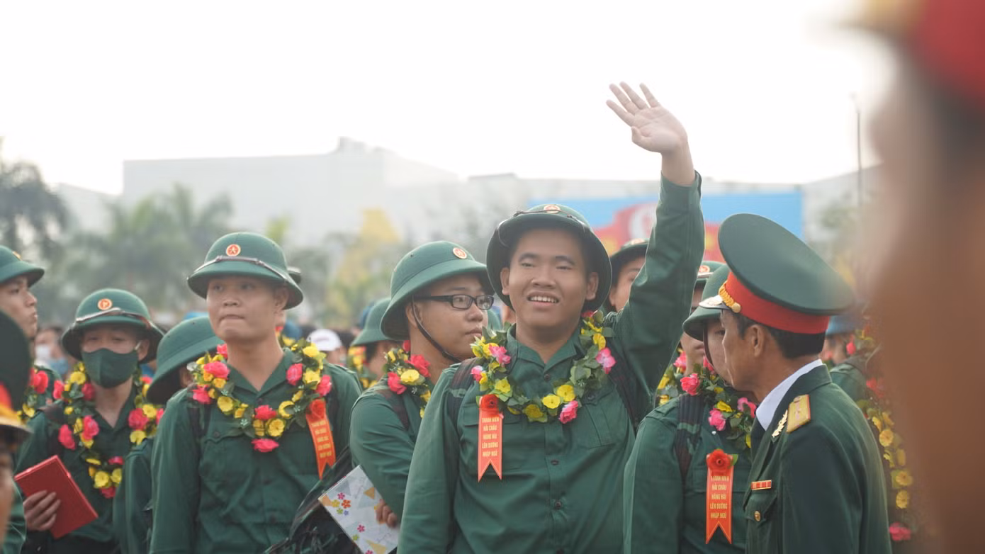 Hòa cùng không khí cả nước, thanh niên Trần Duy Toàn (quận Hải Châu) bày tỏ niềm háo hức khi mình trúng nghĩa vụ quân sự. "Không chỉ là thực hiện đúng nghĩa vụ của mình đối với quê hương, đất nước, mà còn giúp mình trưởng thành, đặc biệt, nối tiếp truyền thống gia đình viết tiếp ước mơ ở môi trường mới", Toàn chia sẻ.