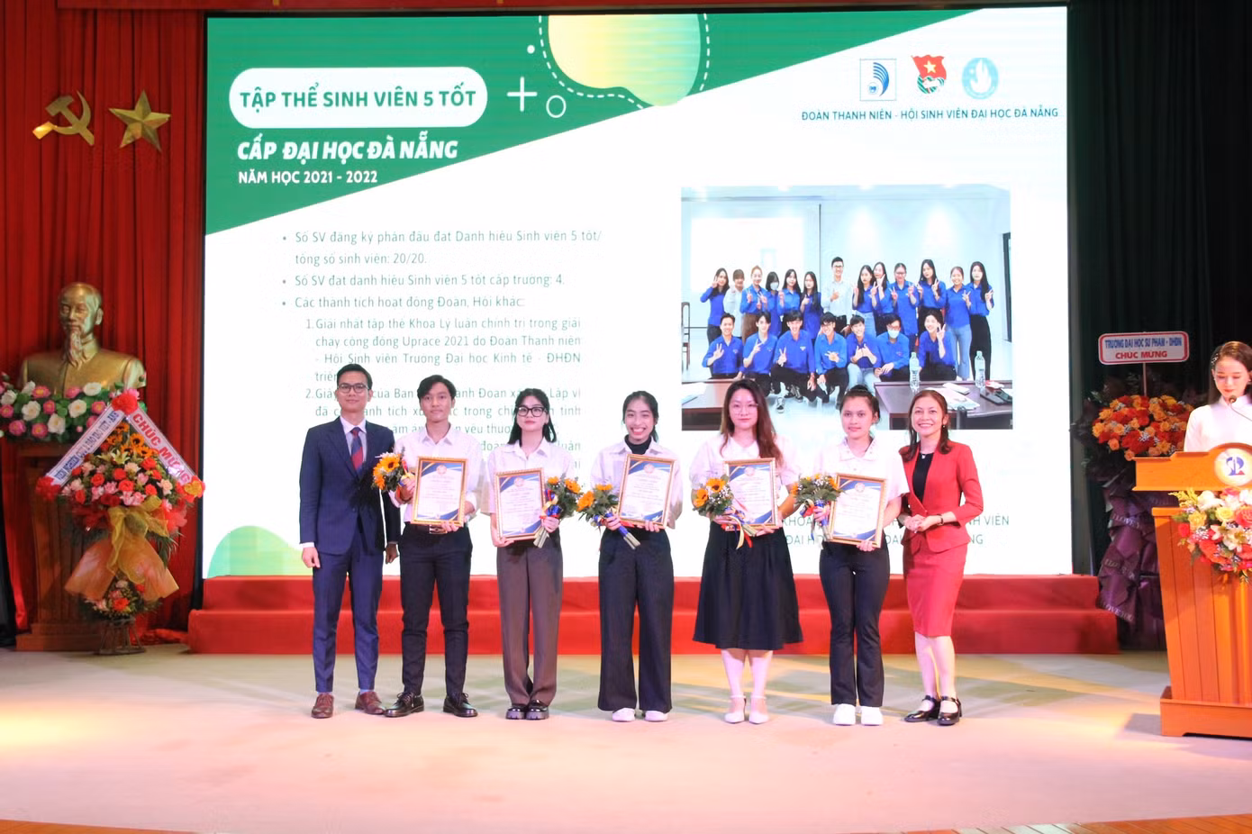 Tại chương trình, 25 sinh viên được trao bằng khen sinh viên tiêu biểu Sinh viên 5 tốt. Ảnh: Thái Lâm.