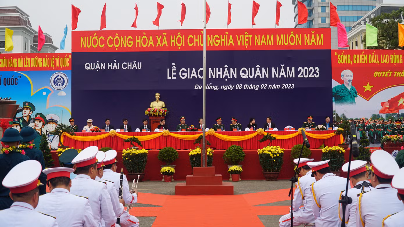 Sáng 8/2, các địa phương trên địa bàn TP Đà Nẵng đồng loạt tổ chức lễ giao nhận quân năm 2023. Năm nay, thành phố được giao chỉ tiêu tuyển chọn và gọi 1.308 công dân nhập ngũ; chốt quân số có 1.012 công dân, với 13 nữ đủ tiêu chuẩn lên đường thực hiện nghĩa vụ quân sự. Ảnh: Thái Lâm.