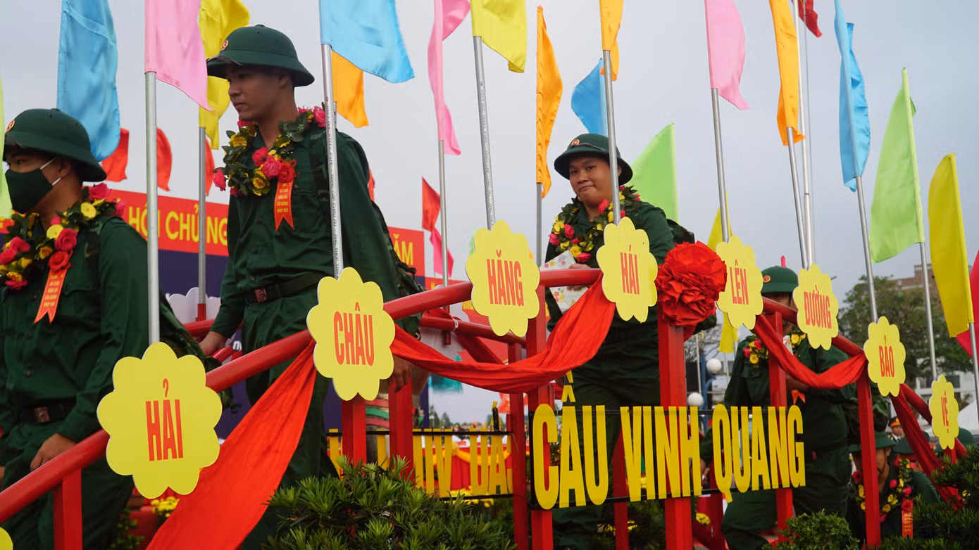 Tại điểm giao quân quận Hải Châu, các tân binh hào hứng bước lên cầu vinh quang.