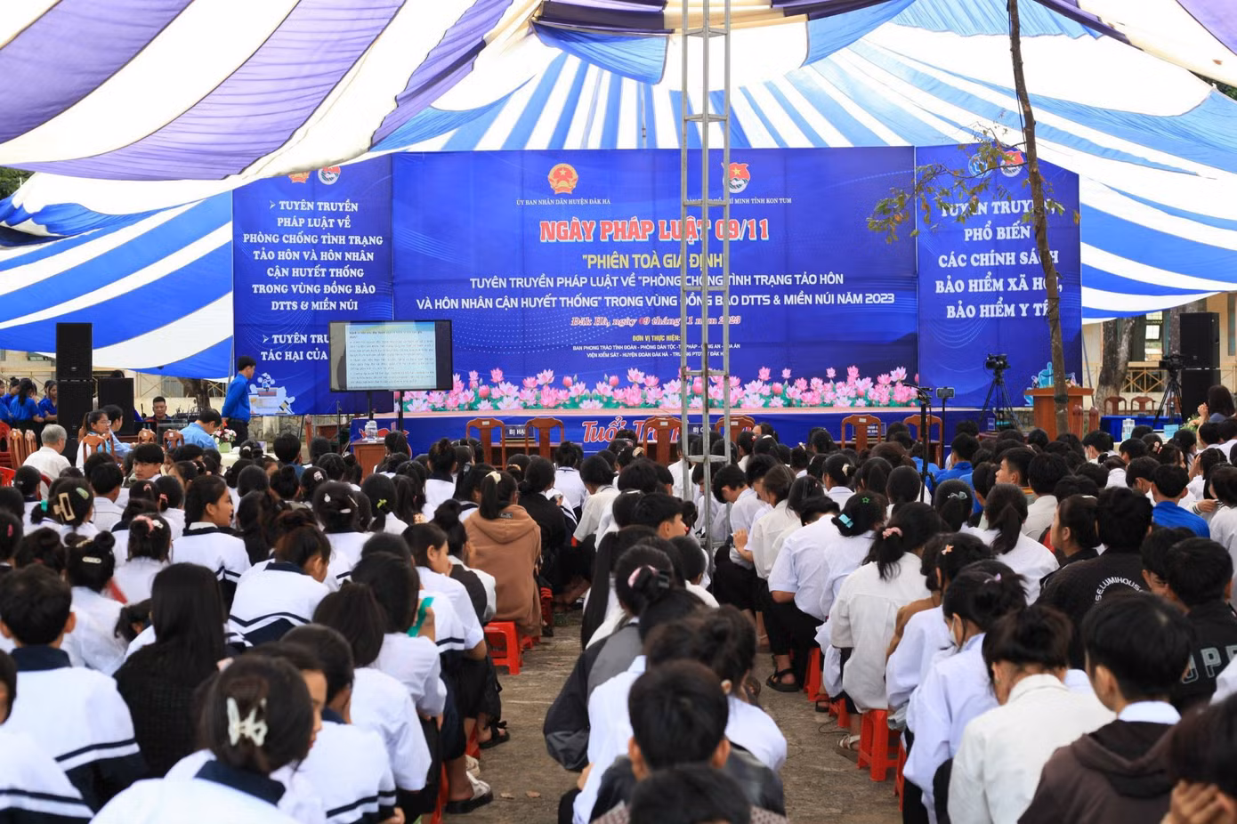 Hàng trăm em học sinh là ĐVTN tham gia hoạt động Hàng trăm em học sinh là ĐVTN tham gia hoạt động