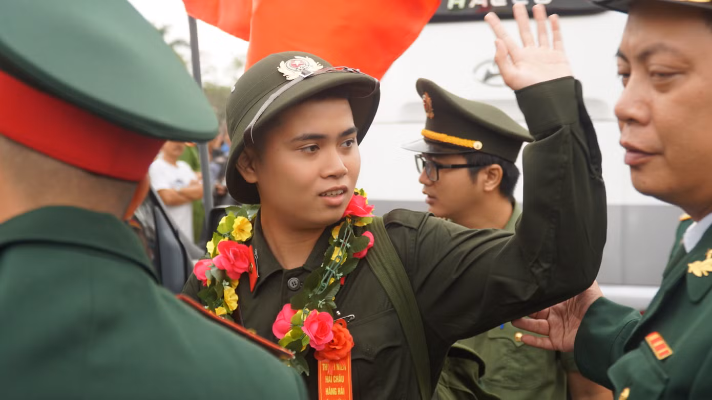 Hòa cùng không khí cả nước, thanh niên Trần Duy Toàn (quận Hải Châu) bày tỏ niềm háo hức khi mình trúng nghĩa vụ quân sự. "Không chỉ là thực hiện đúng nghĩa vụ của mình đối với quê hương, đất nước, mà còn giúp mình trưởng thành, đặc biệt, nối tiếp truyền thống gia đình viết tiếp ước mơ ở môi trường mới", Toàn chia sẻ.
