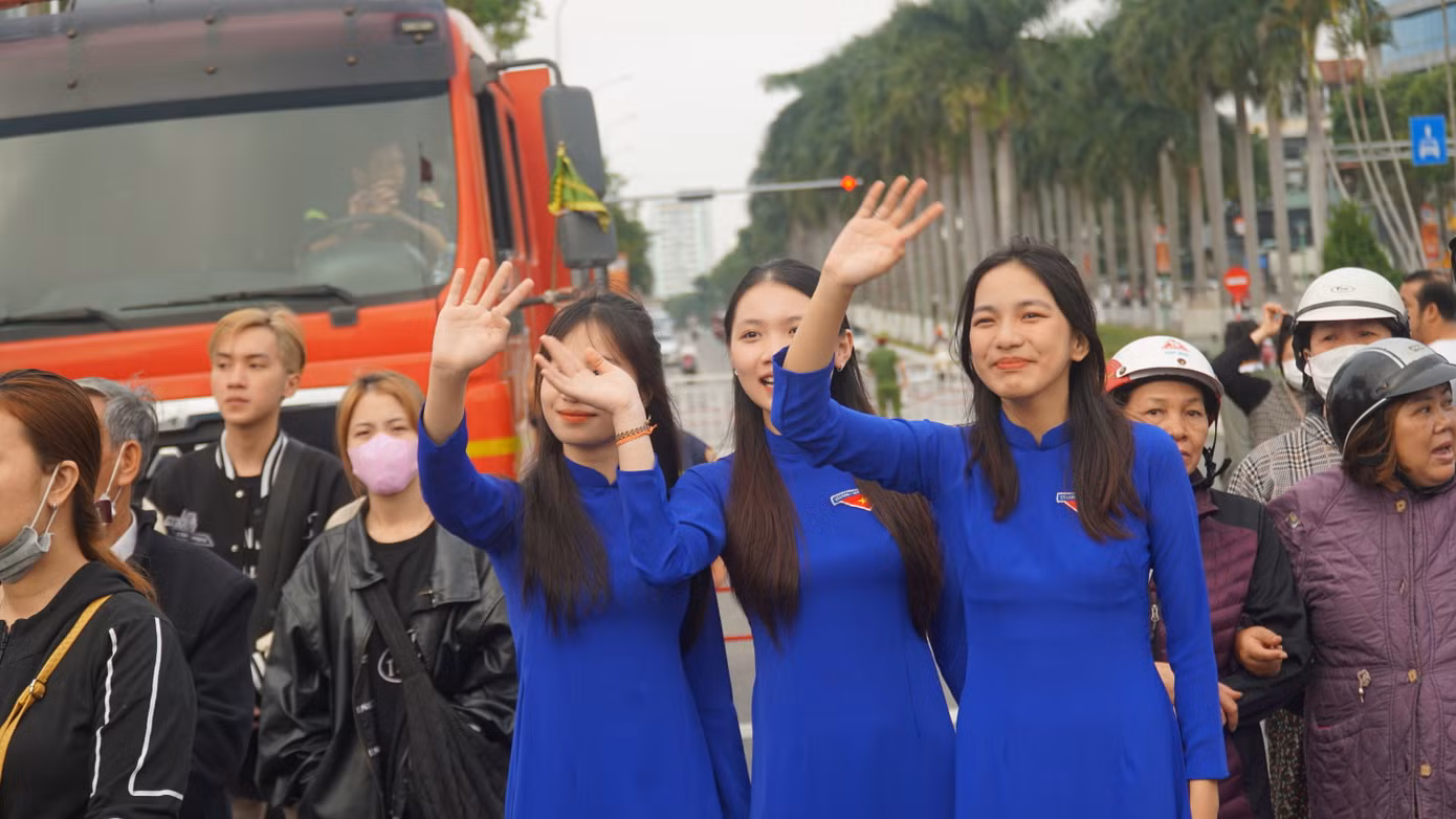 Đoàn viên thanh niên quận Hải Châu vẫy tay chào tạm biệt các tân binh rời điểm giao quân về các đơn vị.