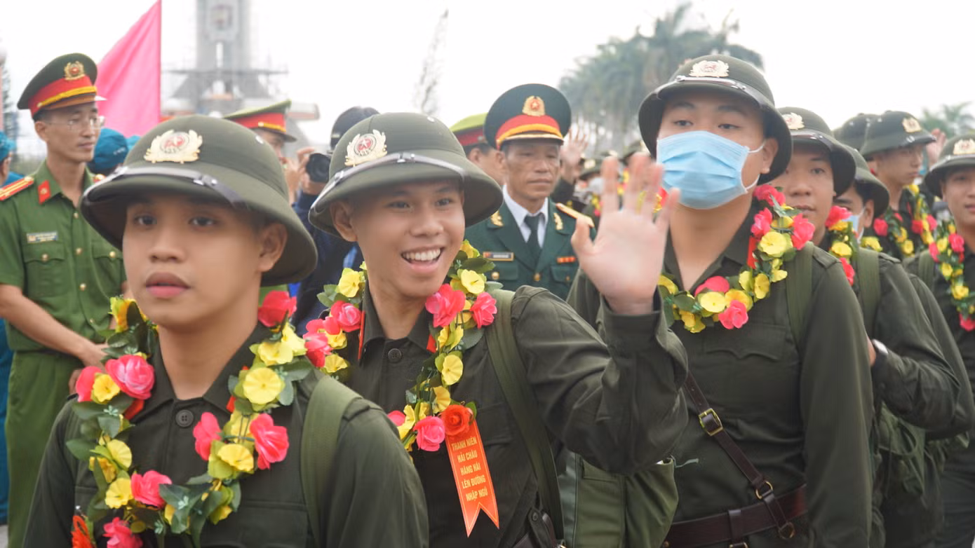 Hòa cùng không khí cả nước, thanh niên Trần Duy Toàn (quận Hải Châu) bày tỏ niềm háo hức khi mình trúng nghĩa vụ quân sự. "Không chỉ là thực hiện đúng nghĩa vụ của mình đối với quê hương, đất nước, mà còn giúp mình trưởng thành, đặc biệt, nối tiếp truyền thống gia đình viết tiếp ước mơ ở môi trường mới", Toàn chia sẻ.