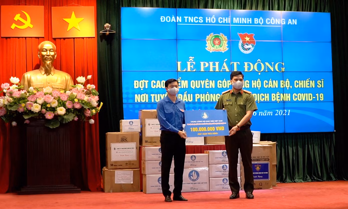 Anh Nguyễn Minh Triết trao hỗ trợ của T.Ư Hội SVVN tới chương trình Anh Nguyễn Minh Triết trao hỗ trợ của T.Ư Hội SVVN tới chương trình