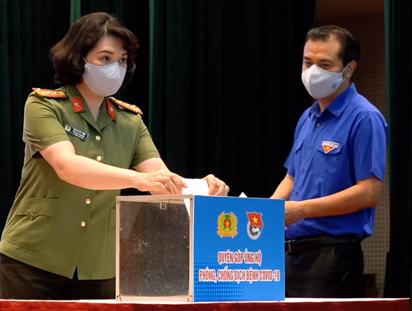 Các đại biểu đã quyên góp ủng hộ tại lễ phát động cao điểm. (Trong ảnh là Đại tá Ngô Hoài Thu và anh Nguyễn Hải Minh thực hiện việc quyên góp) Các đại biểu đã quyên góp ủng hộ tại lễ phát động cao điểm. (Trong ảnh là Đại tá Ngô Hoài Thu và anh Nguyễn Hải Minh thực hiện việc quyên góp)