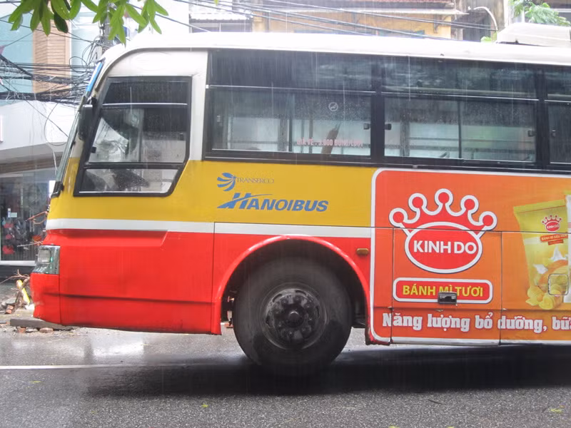 Lốp trước xe nhấc hẳn lên