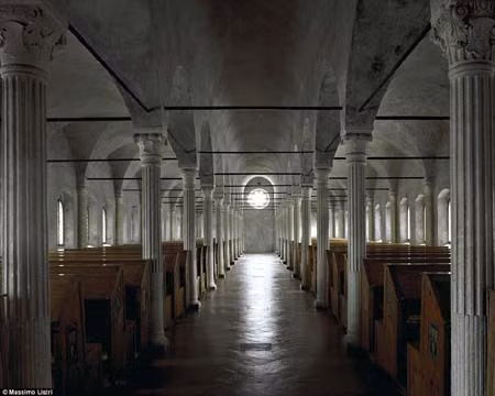 Thư viện Malatestiana ở Cesena, Italy. Đây là thư viện dân sự đầu tiên ở châu Âu cho phép người dân đọc sách. Nó đã hơn 500 tuổi