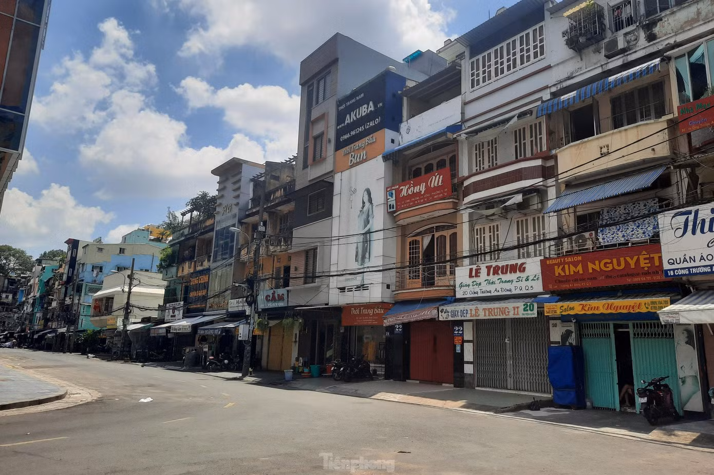 Nhiều hộ kinh doanh ở khu vực gần chợ An Đông cũng đã đóng cửa, dọn hàng ngừng kinh doanh nhiều ngày qua vì tác động của COVID-19.