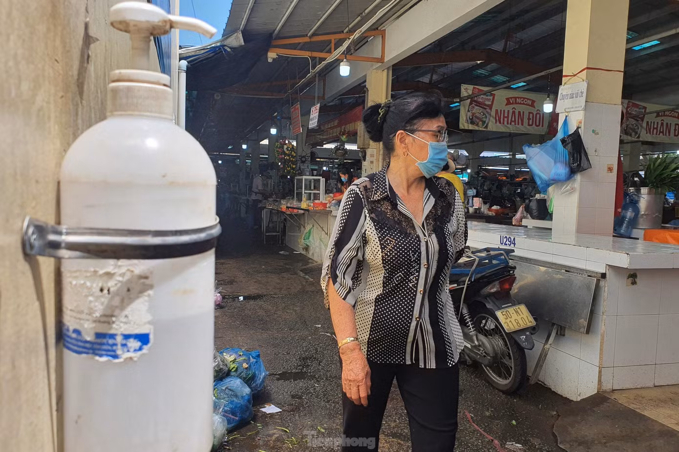 Một số khu chợ truyền thống vẫn duy trì hoạt động nhưng áp dụng nhiều biện pháp phòng chống dịch bệnh như trang bị nước sát khuẩn, kiểm soát số lượng người ra vào chợ.