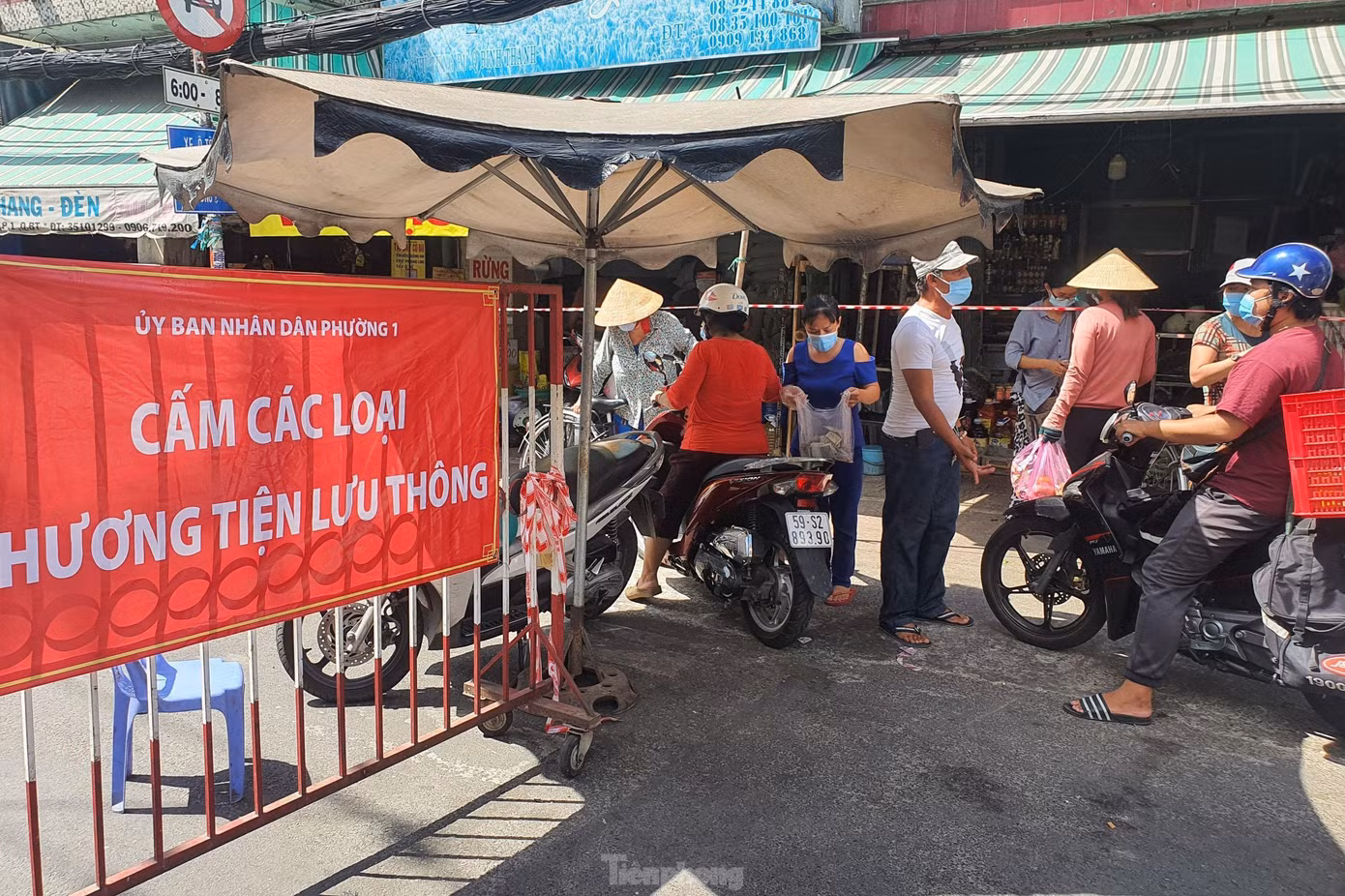 Trong khi đó, chợ Bà Chiểu (quận Bình Thạnh) sau khi tạm ngừng kinh doanh một ngày để lấy mẫu xét nghiệm tầm soát COVID-19 cho toàn thể tiểu thương đã hoạt động trở lại. Tuy nhiên, cơ quan chức năng đã tổ chức lực lượng để kiểm soát số lượng người ra vào chợ.