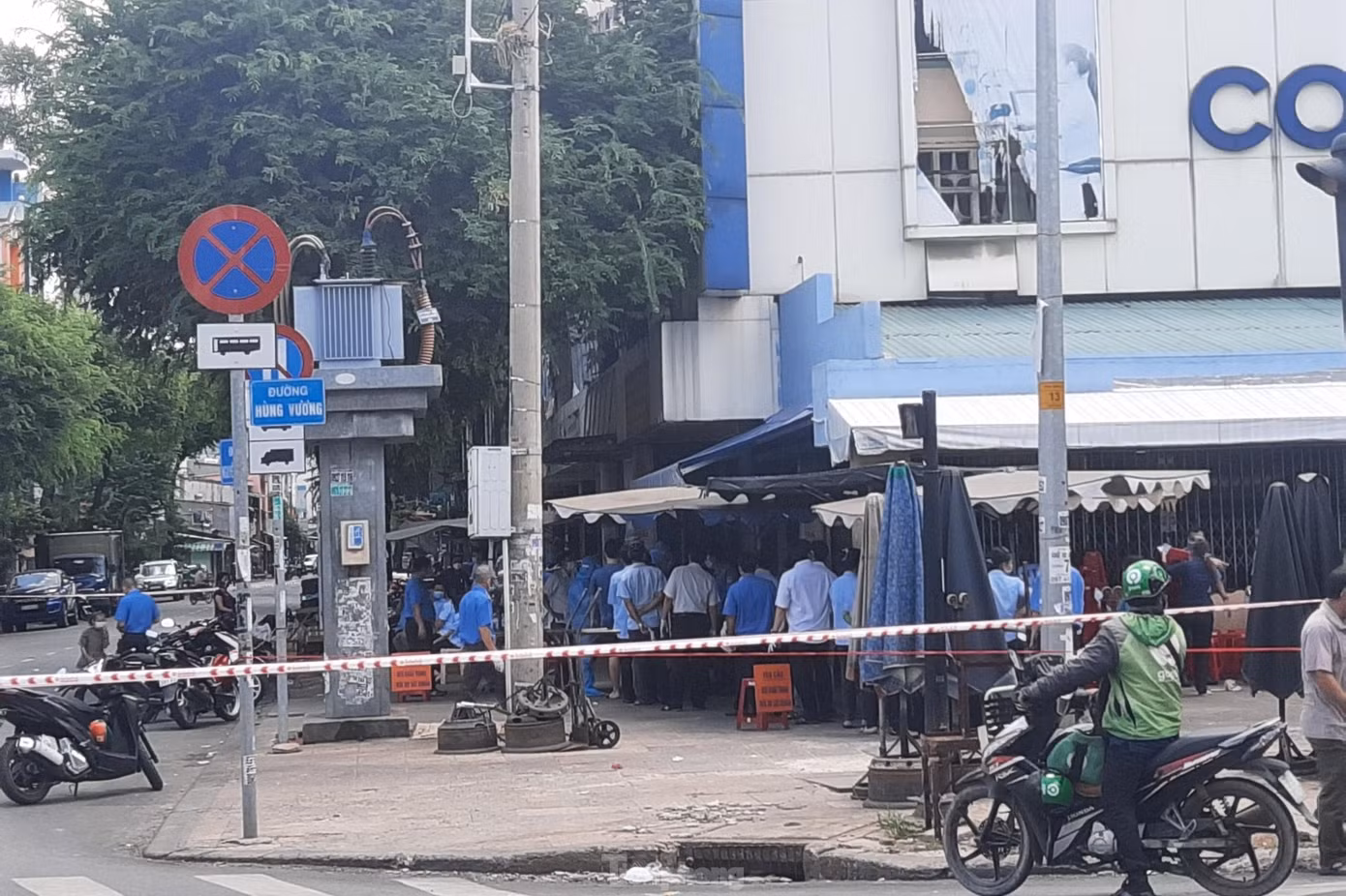 Cơ quan chức năng đang tiến hành lấy mẫu xét nghiệm tầm soát COVID-19 cho tiểu thương, người dân kinh doanh trong chợ.