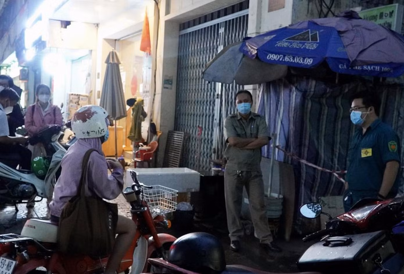 Theo điều tra dịch tễ, ngày 6/6, bệnh nhân có triệu chứng sốt và nhức mỏi người, đi mua thuốc uống nhưng không đỡ nên đã tự đến Bệnh viện Bệnh Nhiệt Đới khám sàng lọc.