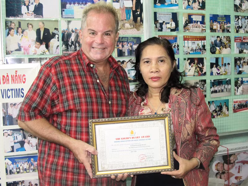 Chuck Palazzo được chị Nguyễn Thị Hiền trao tặng danh hiệu tấm lòng vàng