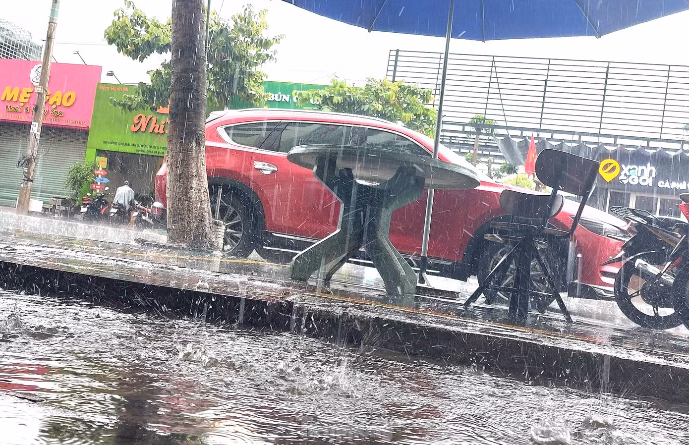 Nhiều nơi ở tỉnh Bình Dương xuất hiện cơn mưa nặng hạt.