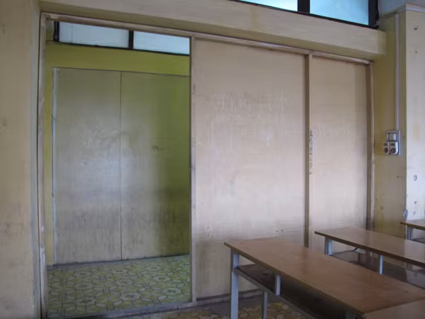 Phòng học ghép bằng gỗ ép tại cơ sở 20 Tôn Thất Tùng của trường Đại học dân lập Đông Đô. Ảnh: Trường Phong